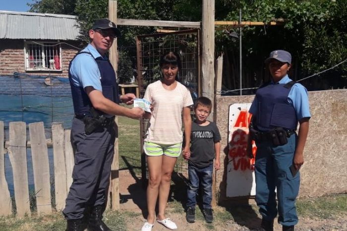 Policía distribuye a vecinos tarjetas imantadas con los números telefónicos de los circuitos de seguridad