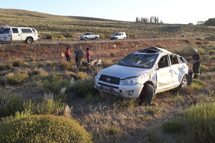 Sanmartinenses vuelcan sobre la Ruta Nac. 40 , al intentar esquivar unos pozos sobre la cinta asfáltica