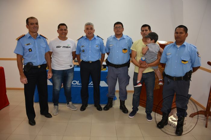 El Jefe y Subjefe de la Policia recibieron al efectivos que salvaron a un padre y su hijo de ahogarse