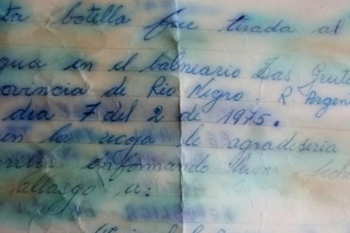 Encontró un mensaje en una botella y buscó a quien la había arrojado al mar 44 años atrás