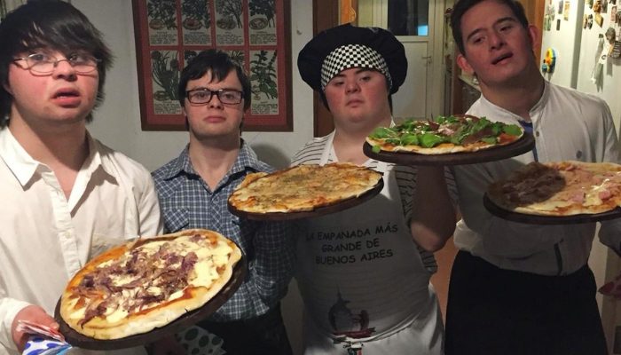 4 amigos con Síndrome de Down abren su propia pizzería después de ser rechazados en otros empleos