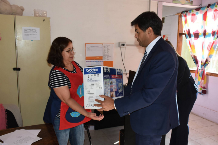 Entrega de máquina de coser a CDI, de Junín de los Andes