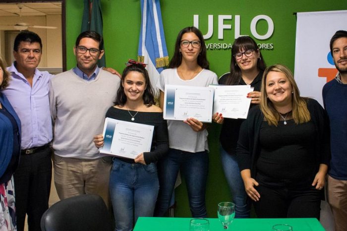 Jóvenes de organizaciones sociales recibieron sus becas para estudiar en la UFLO
