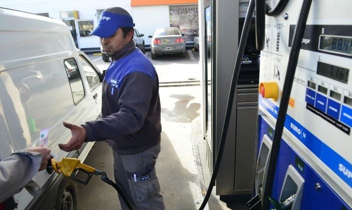 Oficializan que suba de impuesto a los combustibles se divide en dos