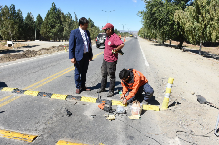 Se están reparando y colocando un nuevo retardador de velocidad, sobre la Ruta Nacional N°40