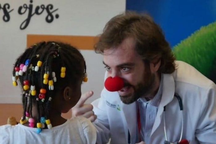 El triste adiós al "Capitán Optimista", el pediatra español que regalaba música y sonrisas a los niños con cáncer