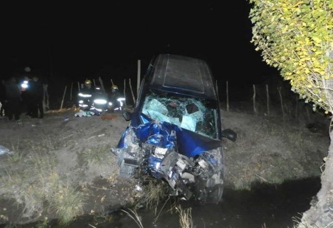 Fallecen dos menores, en un vuelco en la entrada a Peñas Blancas