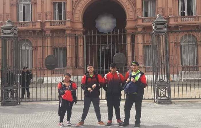 Egresados de Atreuco Abajo saludaron en el balcón de la Casa Rosada