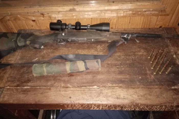 Secuestran un fusil, con silenciador, mira telescópica y municiones