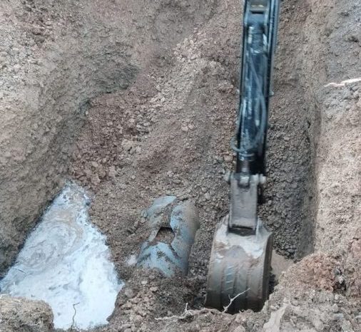 EPAS trabaja en la reparación de un acueducto en Parque Norte, y ya comienza a normalizarse el servicio