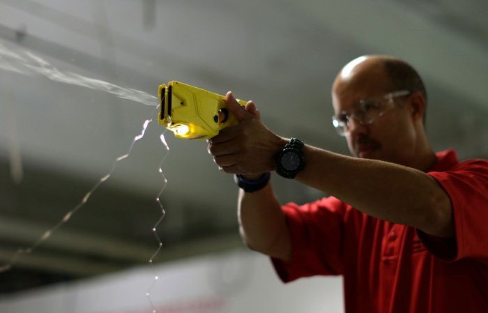 ¿Qué es lo que preocupa del uso de las armas de descarga eléctrica?