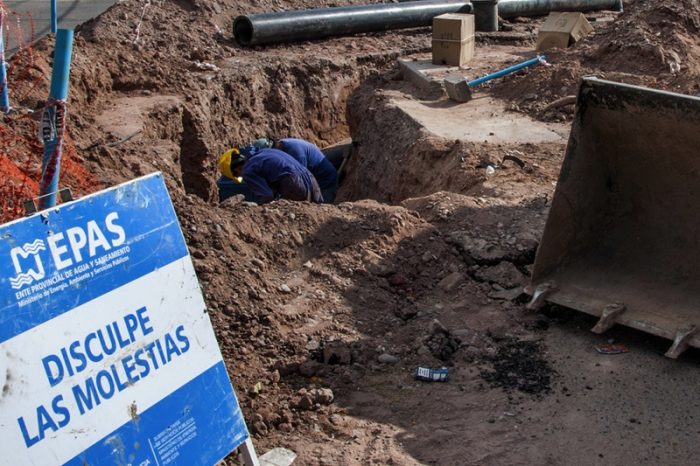 Operarios del EPAS reparan un acueducto sobre Avenida del Trabajador