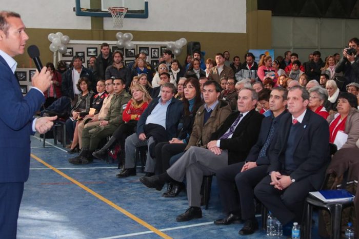 Gutiérrez presidió los festejos por el 86º aniversario de Villa La Angostura