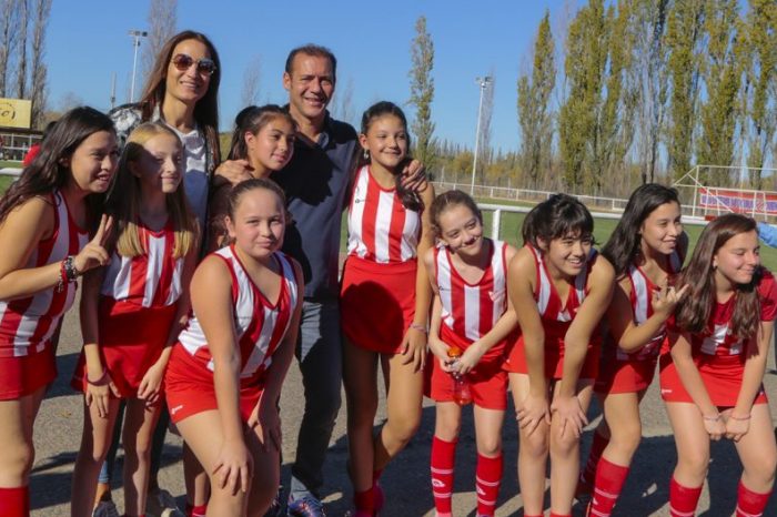 Quedó reinaugurada la cancha de hockey con césped sintético del Club Independiente