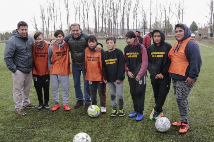 Gutiérrez inauguró una cancha de césped sintético en El Huecú