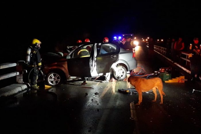 Brutal impacto de un automóvil contra la baranda del puente sobre el Río Chimehuín