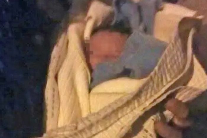 Encontraron a un bebé recién nacido en una caja, junto a una nota de la madre