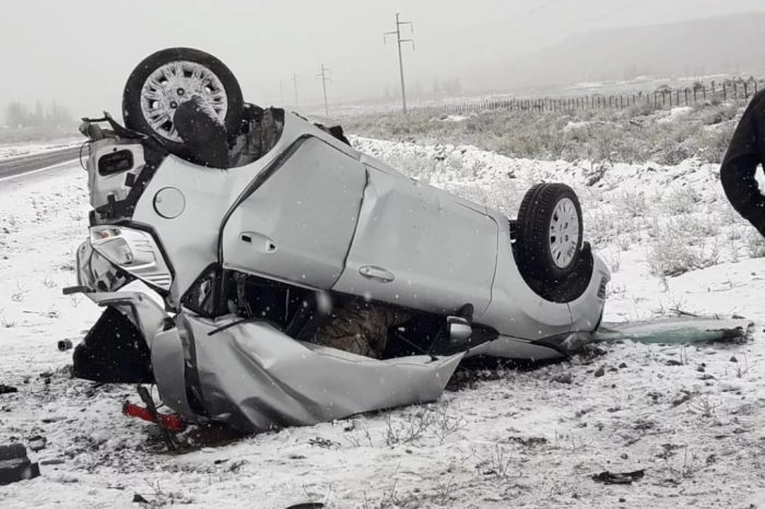 "Chocaron contra una ambulancia, volcaron y murieron"