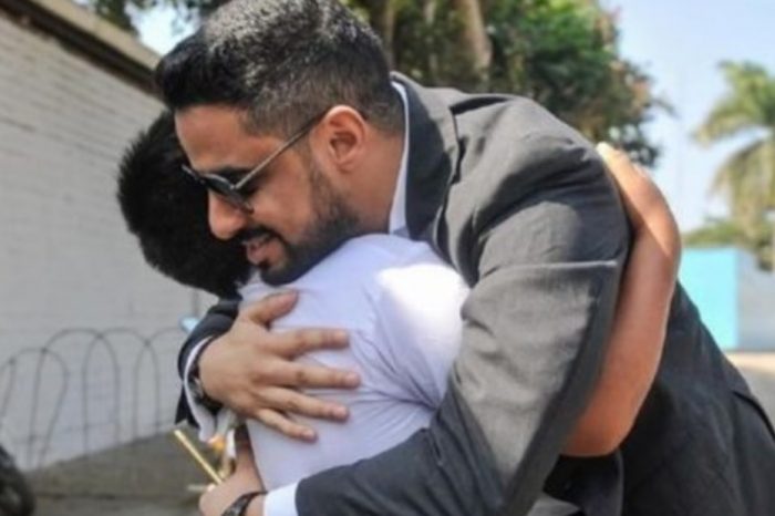 Un millonario le regalará una casa al nene que se hizo viral haciendo la tarea en la calle