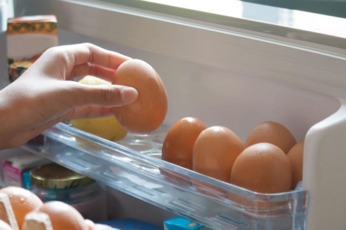¿Por qué guardamos los huevos en la heladera si en el supermercado están afuera?