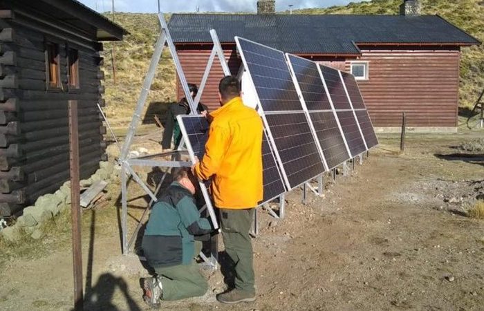 Instalan paneles de energía solar en parques nacionales de Argentina