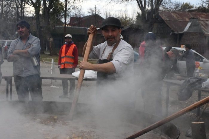 Las 1000 porciones de guiso de lentejas las realizaron los chefs Juan Rivera y Guillermo "Willy" Ponce de León