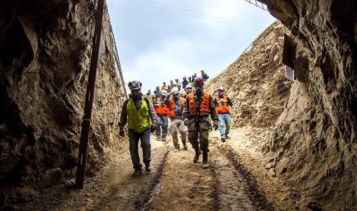 Chile, rescataron a uno de los mineros atrapados y hallaron a otro muerto
