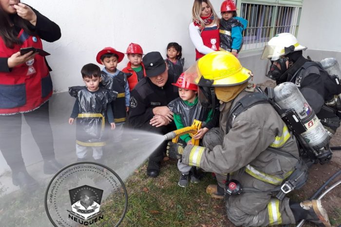 Personal de Bomberos de la Policía del Neuquén, visitaron el Centro de Cuidados Infantiles
