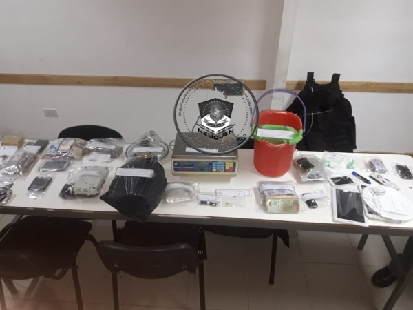 Secuestran un arma, estupefaciente y dinero en efectivo en allanamientos en una causa por presunto homicidio en Cutral Có y Plaza Huincul