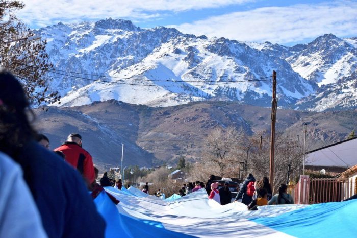 Andacollo se desplegó la bandera más larga del Norte Neuquino