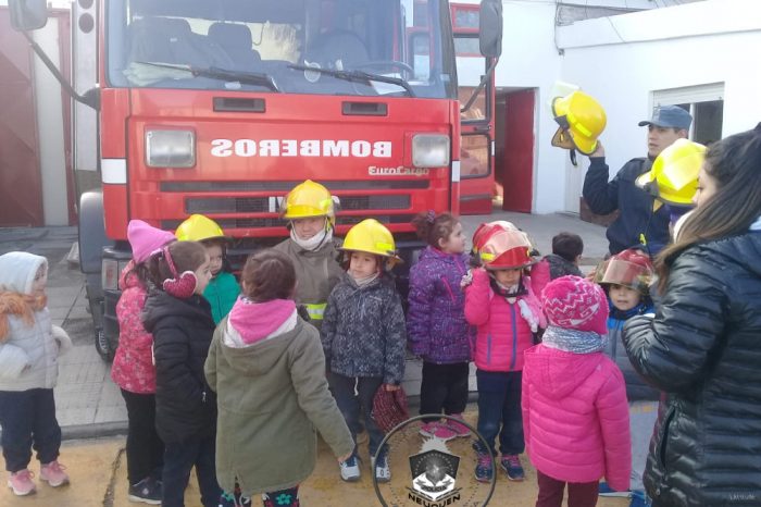 Jardín de Infantes visito el cuartel de Bomberos de Zapala