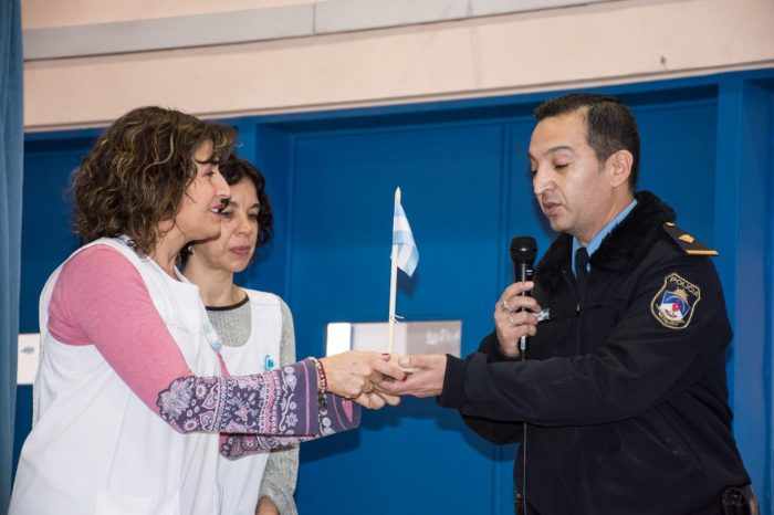 Policía del Neuquén entrega banderas a niños de 4° grado, que prometen a la Bandera Argentina