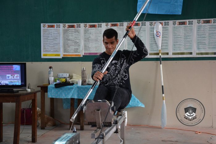 Personal policial participa de una clínica deportiva de canotaje