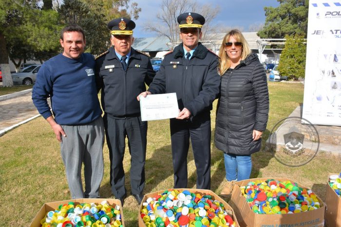Policía del Neuquén colabora con el Programa Nacional de Reciclado y Medio Ambiente