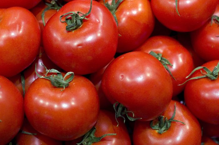 Buscan disminuir el uso de pesticidas en cultivos de tomate