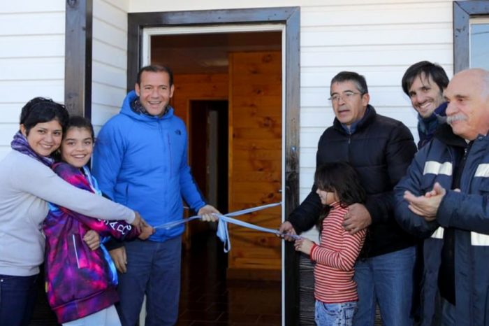 Las Coloradas: Gutiérrez entregó viviendas e inauguró la sala velatoria
