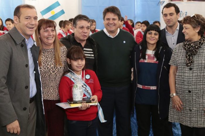 El gobernador asistió al acto de promesa a la bandera de la Escuela Cristiana Vida