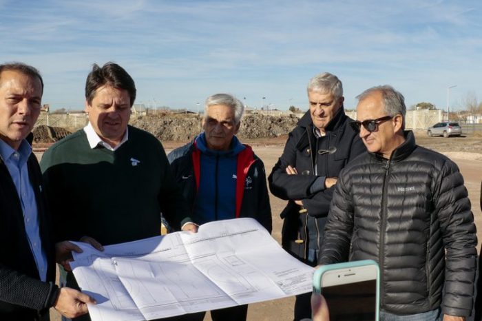 Gutiérrez recorrió la obra de la cancha de hockey base agua