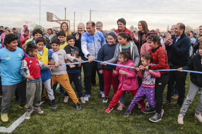 Gutiérrez inauguró una nueva cancha de fútbol sintético en Colonia Nueva Esperanza
