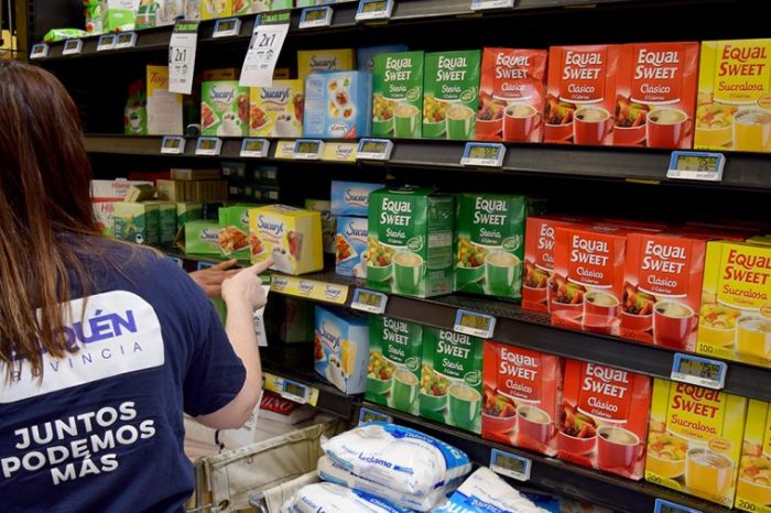 Detectan productos vencidos en góndolas de supermercados