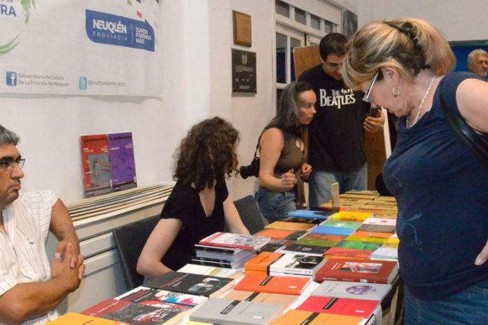 Suelta de libros en el monumento a San Martín en Neuquén