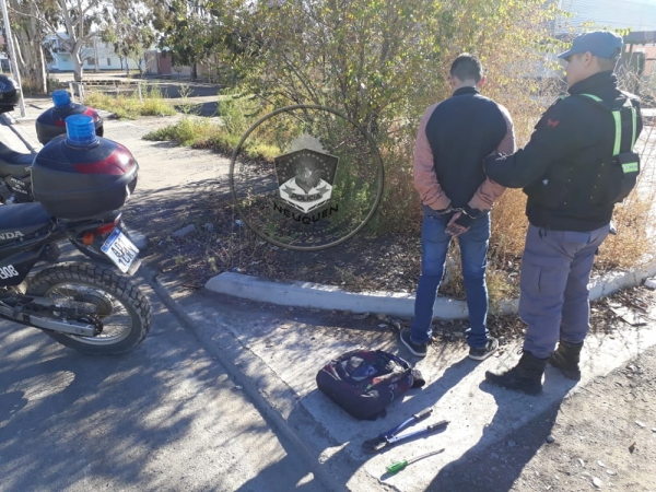 Personal de la División Motorizada demora a una persona con pedido de captura