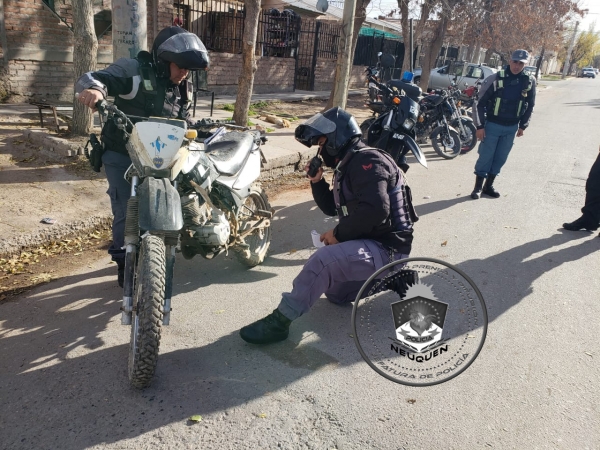 Personal de DE.MO.SE. recupera motocicleta robada