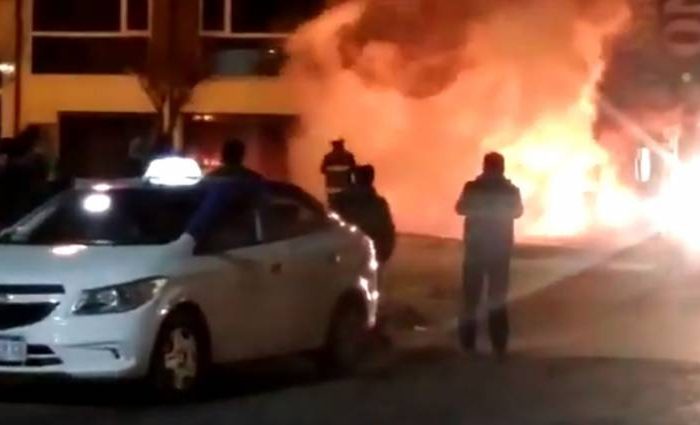 Bomberos combaten feroz incendio en un local de calle Onelli en Bariloche