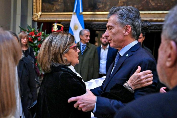 Mauricio Macri y Juliana Awada despidieron a De la Rúa en el Congreso