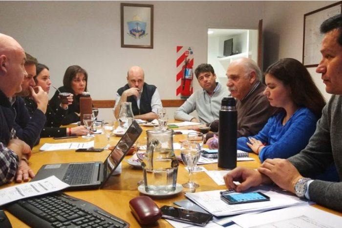 Continúan los trabajos para restablecer los servicios en Villa La Angostura