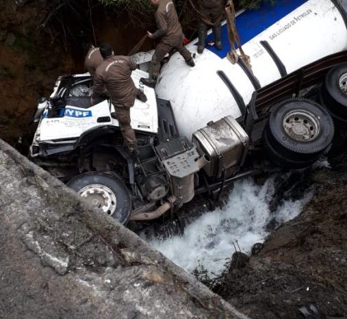 Rescatan a conductor de camión que desbarrancó en ruta de La Araucanía