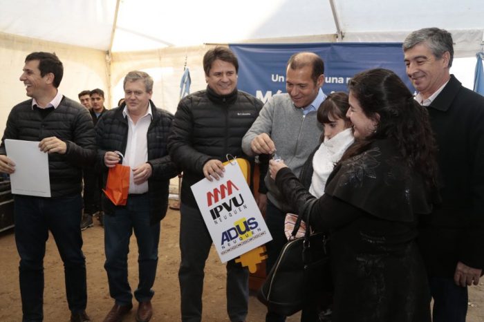 El gobernador entregó 96 viviendas en la ciudad de Neuquén