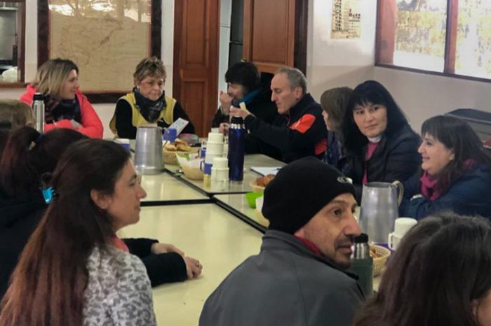 Mesa de trabajo educativa en Villa la Angostura