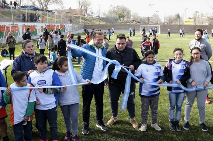 Provincias Unidas ya tiene su cancha de fútbol con césped sintético